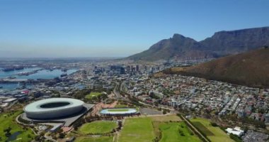 4K Havadan Stadyum ve Yeşil Tepeler ile Capetown Şehir Merkezi 'ne 4K Görüntüsü