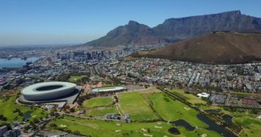 4K Havadan Stadyum ve Yeşil Tepeler ile Capetown Şehir Merkezi 'ne 4K Görüntüsü