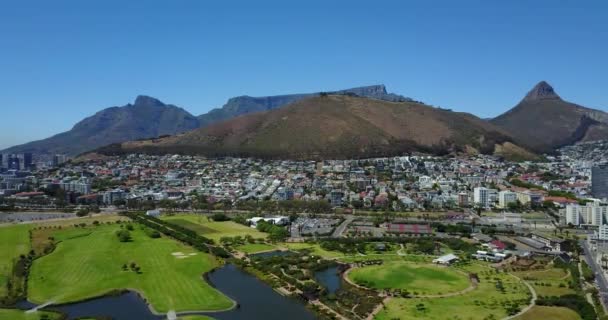 Havadan Stadyum Yeşil Tepeler Ile Capetown Şehir Merkezi Görüntüsü — Stok video