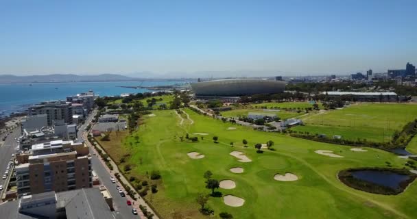 Havadan Stadyum Yeşil Tepeler Ile Capetown Şehir Merkezi Görüntüsü — Stok video