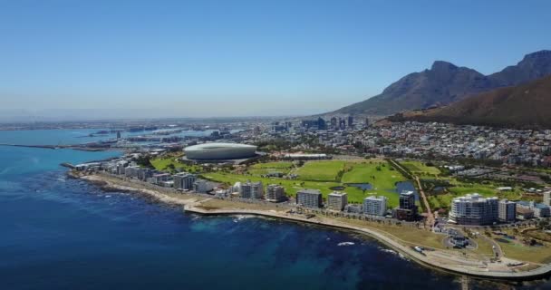 南アフリカ共和国のスタジアムと緑の丘を持つケープタウン市内中心部への4K映像 — ストック動画