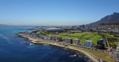 4K Havadan Stadyum ve Yeşil Tepeler ile Capetown Şehir Merkezi 'ne 4K Görüntüsü