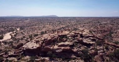 4K Hava Görüntüsü Laas Geel 'e, Hargeisa, Somaliland' ın kırsal kesimlerinde mağara oluşumları
