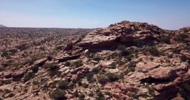 4K Hava Görüntüsü Laas Geel 'e, Hargeisa, Somaliland' ın kırsal kesimlerinde mağara oluşumları