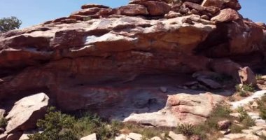 4K Hava Görüntüsü Laas Geel 'e, Hargeisa, Somaliland' ın kırsal kesimlerinde mağara oluşumları