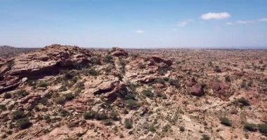 4K Hava Görüntüsü Laas Geel 'e, Hargeisa, Somaliland' ın kırsal kesimlerinde mağara oluşumları