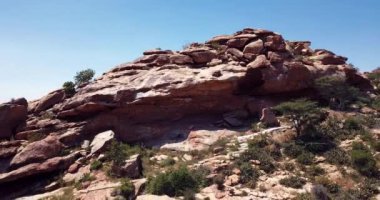 4K Hava Görüntüsü Laas Geel 'e, Hargeisa, Somaliland' ın kırsal kesimlerinde mağara oluşumları