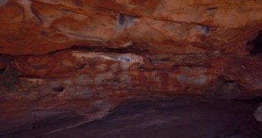 4K Hava Görüntüsü Laas Geel 'e, Hargeisa, Somaliland' ın kırsal kesimlerinde mağara oluşumları