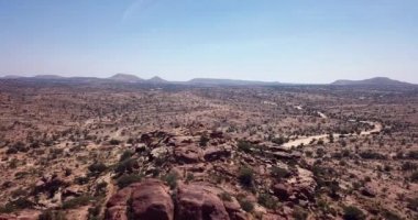 4K Hava Görüntüsü Laas Geel 'e, Hargeisa, Somaliland' ın kırsal kesimlerinde mağara oluşumları