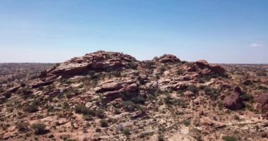 4K Hava Görüntüsü Laas Geel 'e, Hargeisa, Somaliland' ın kırsal kesimlerinde mağara oluşumları
