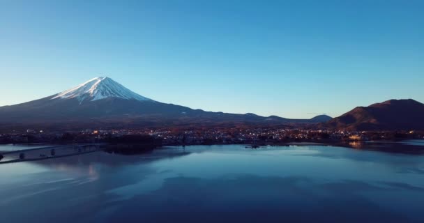 神聖な富士山の青い空と日の出の光への4K映像 — ストック動画