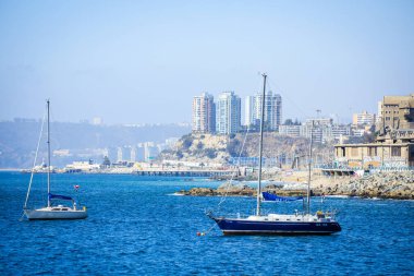 Vinya Del Mar, Şili - 08 Mart 2020: Pasifik Okyanusu Dalgalarında Gemi ve Yatlarla Mavi Göl Koyu