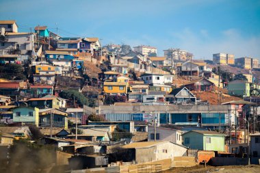 Valparaiso, Şili - 08 Mart 2020: Şili Tepelerindeki Renkli Evlere Panaramik Görünüm