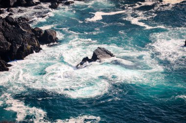 Şili 'nin Vina del Mar yakınlarındaki Kayalıklara ve Pasifik Okyanusu Dalgalarına İnanılmaz Manzara