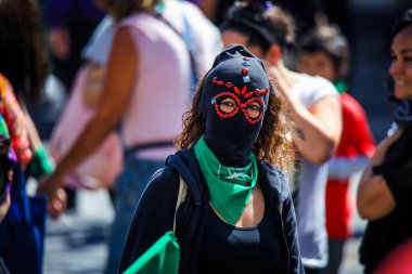 Valparaiso, Şili - 08 Mart 2020: Şilili kadınlar sokakta protesto yürüyüşü yapıyor