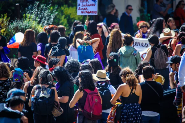 Valparaiso, Şili - 08 Mart 2020: Şilili kadınlar sokakta protesto yürüyüşü yapıyor