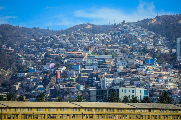Valparaiso Şili Mart 2020 Şili Tepelerindeki Renkli Evlere Panaramik Görünüm — Stok fotoğraf