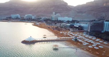 Ein Bokek, İsrail - 4 Ocak 2020: 4k Lüks Otel ve Ölü Deniz Plajı Hava Görüntüsü 