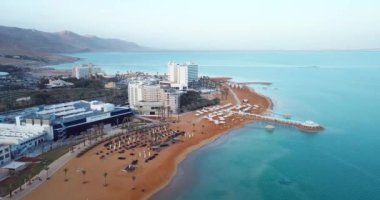 Ein Bokek, İsrail - 4 Ocak 2020: 4k Lüks Otel ve Ölü Deniz Plajı Hava Görüntüsü 