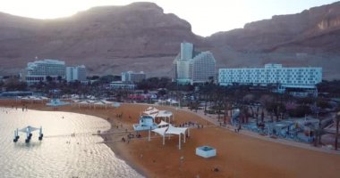 Ein Bokek, İsrail - 4 Ocak 2020: 4k Lüks Otel ve Ölü Deniz Plajı Hava Görüntüsü 