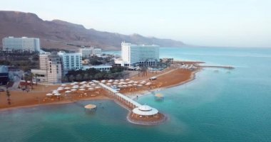 Ein Bokek, İsrail - 4 Ocak 2020: 4k Lüks Otel ve Ölü Deniz Plajı Hava Görüntüsü 