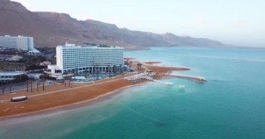 Ein Bokek, İsrail - 4 Ocak 2020: 4k Lüks Otel ve Ölü Deniz Plajı Hava Görüntüsü 