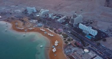 Ein Bokek, İsrail - 4 Ocak 2020: 4k Lüks Otel ve Ölü Deniz Plajı Hava Görüntüsü 