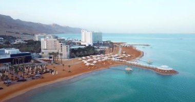 Ein Bokek, İsrail - 4 Ocak 2020: 4k Lüks Otel ve Ölü Deniz Plajı Hava Görüntüsü 
