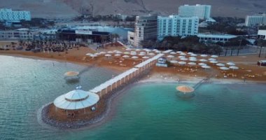 Ein Bokek, İsrail - 4 Ocak 2020: 4k Lüks Otel ve Ölü Deniz Plajı Hava Görüntüsü 
