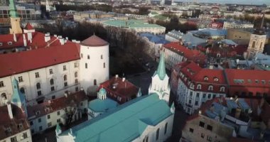 Letonya 'nın Riga Eski Kasabası' ndaki Renkli Çatı ve Antik Binaların 4K Hava Görüntüsü