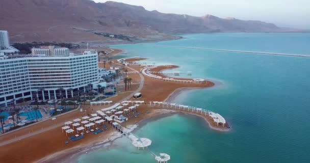 イスラエルのEin Bokek 2020年1月4日 高級ホテルと死海ビーチへの4K空中ビュー — ストック動画