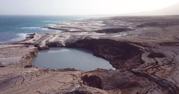 Видеозапись Высоты Птичьего Полета Соленое Побережье Мертвого Моря Израиль — стоковое видео