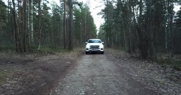 Videoaufnahme Luftaufnahme Des Weißen Autos Auf Der Landstraße Nach Riga — Stockvideo