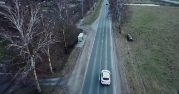 Vista Aérea Coche Blanco Camino Rural Riga Letonia — Vídeos de Stock