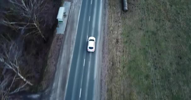 Filmagem Vista Aérea Para Carro Branco Estrada Rural Para Riga — Vídeo de Stock