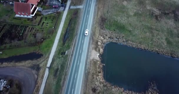 Filmagem Vista Aérea Para Carro Branco Estrada Rural Para Riga — Vídeo de Stock