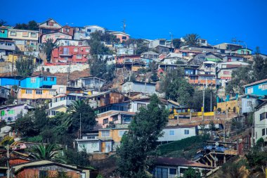 Valparaiso, Şili 'nin Dağ Tepelerindeki Renkli ve Parlak Evler