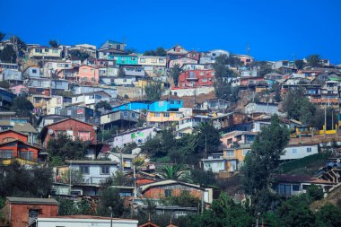 Valparaiso, Şili 'nin Dağ Tepelerindeki Renkli ve Parlak Evler