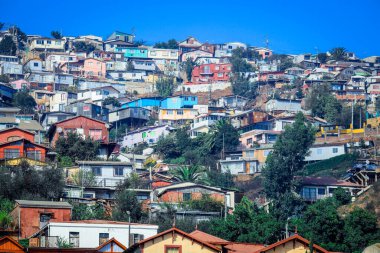 Valparaiso, Şili 'nin Dağ Tepelerindeki Renkli ve Parlak Evler