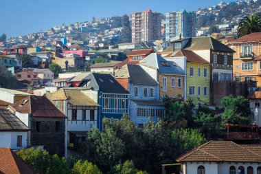 Valparaiso, Şili 'nin Dağ Tepelerindeki Renkli ve Parlak Evler