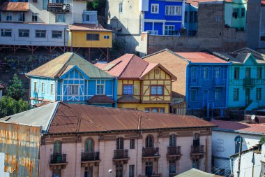 Valparaiso, Şili 'nin Dağ Tepelerindeki Renkli ve Parlak Evler