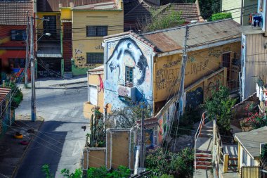 Valparaiso, Şili 'nin Dağ Tepelerindeki Renkli ve Parlak Evler