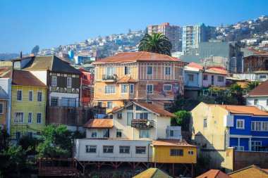 Valparaiso, Şili 'nin Dağ Tepelerindeki Renkli ve Parlak Evler