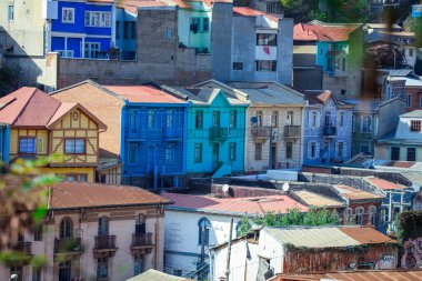 Valparaiso, Şili 'nin Dağ Tepelerindeki Renkli ve Parlak Evler