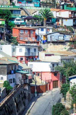 Valparaiso, Şili 'nin Dağ Tepelerindeki Renkli ve Parlak Evler