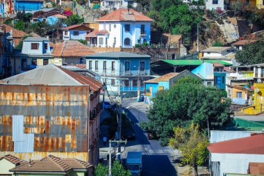 Valparaiso, Şili 'nin Dağ Tepelerindeki Renkli ve Parlak Evler