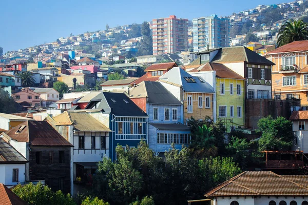 Valparaiso, Şili 'nin Dağ Tepelerindeki Renkli ve Parlak Evler