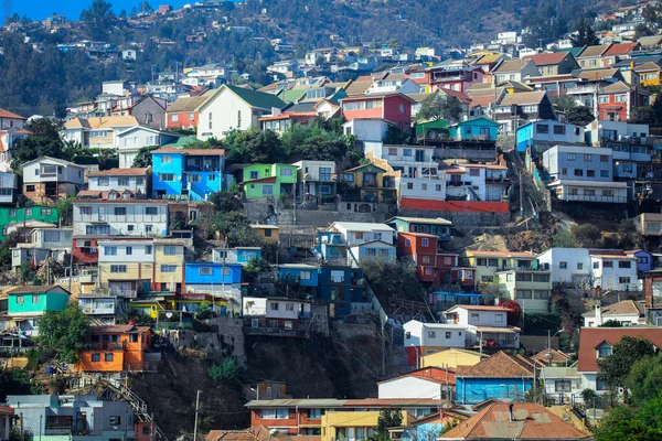 Valparaiso Şili Nin Dağ Tepelerindeki Renkli Parlak Evler — Stok fotoğraf