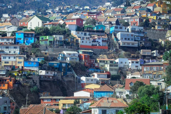 Valparaiso Şili Nin Dağ Tepelerindeki Renkli Parlak Evler — Stok fotoğraf