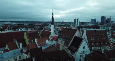 4K Havadan Tallinn Eski Şehir Çatı ve Binalarına Yılbaşı Tatilleri, Estonya
